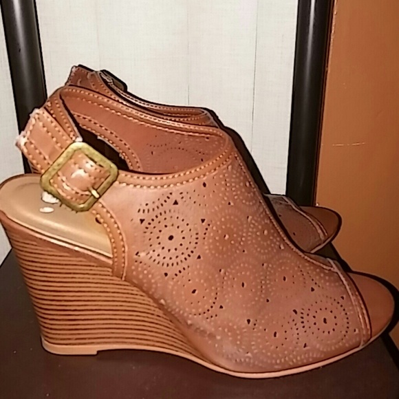 Cutout design wedges - Picture 2 of 5